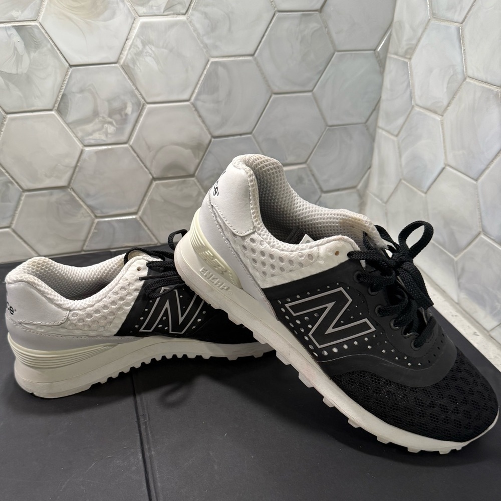 New Balance Woman’s 574 Reengineered Sneakers Sz 6.5 Black & White Running Walk